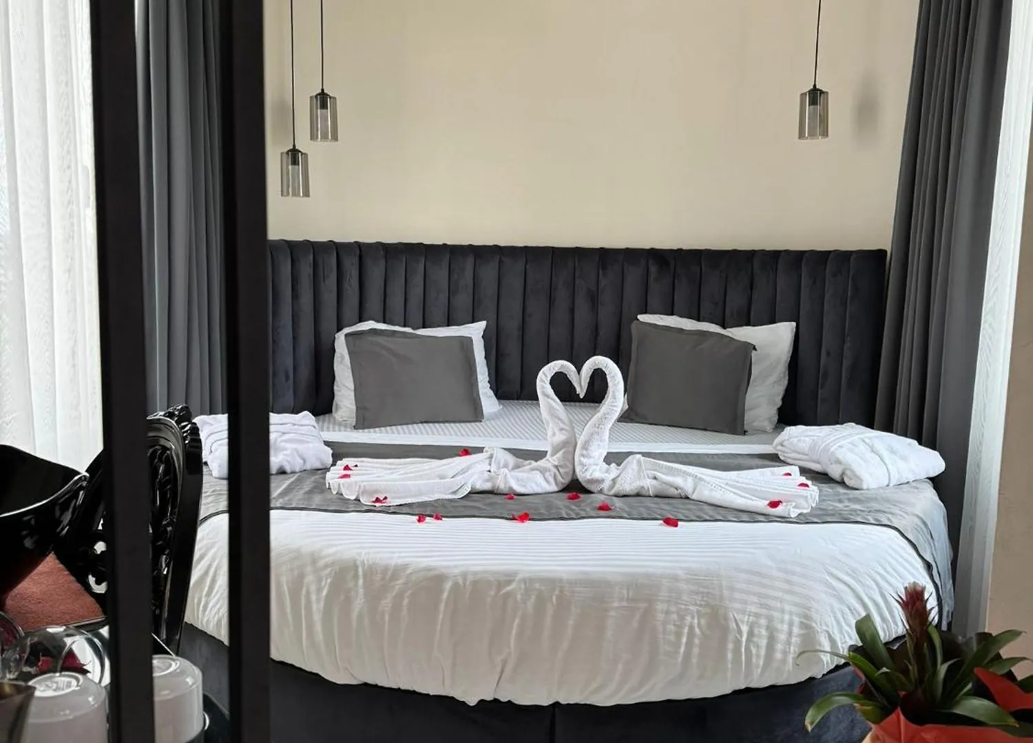The Queen Airport Hotel-Round Trip Airport Service Arnavutkoy 4*,